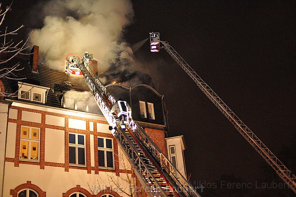 Feuer 3 Dachstuhlbrand Koeln Muelheim Gluecksburgstr P100.JPG